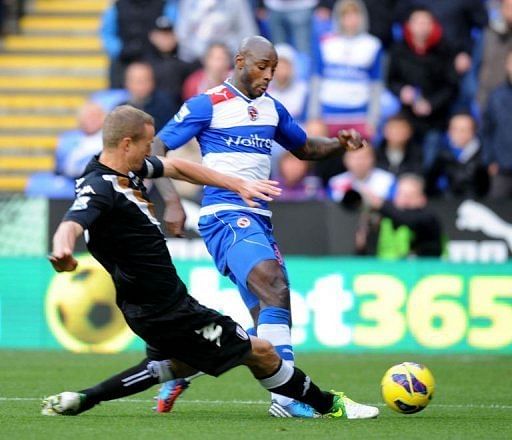 Reading's Jason Roberts (R) clashes with Fulham's defender Brede Hangeland